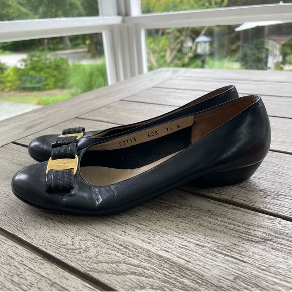 Ferragamo Vara Bow Black Leather Low Block Heel Pumps Womens Size 7.5 - Picture 2 of 9